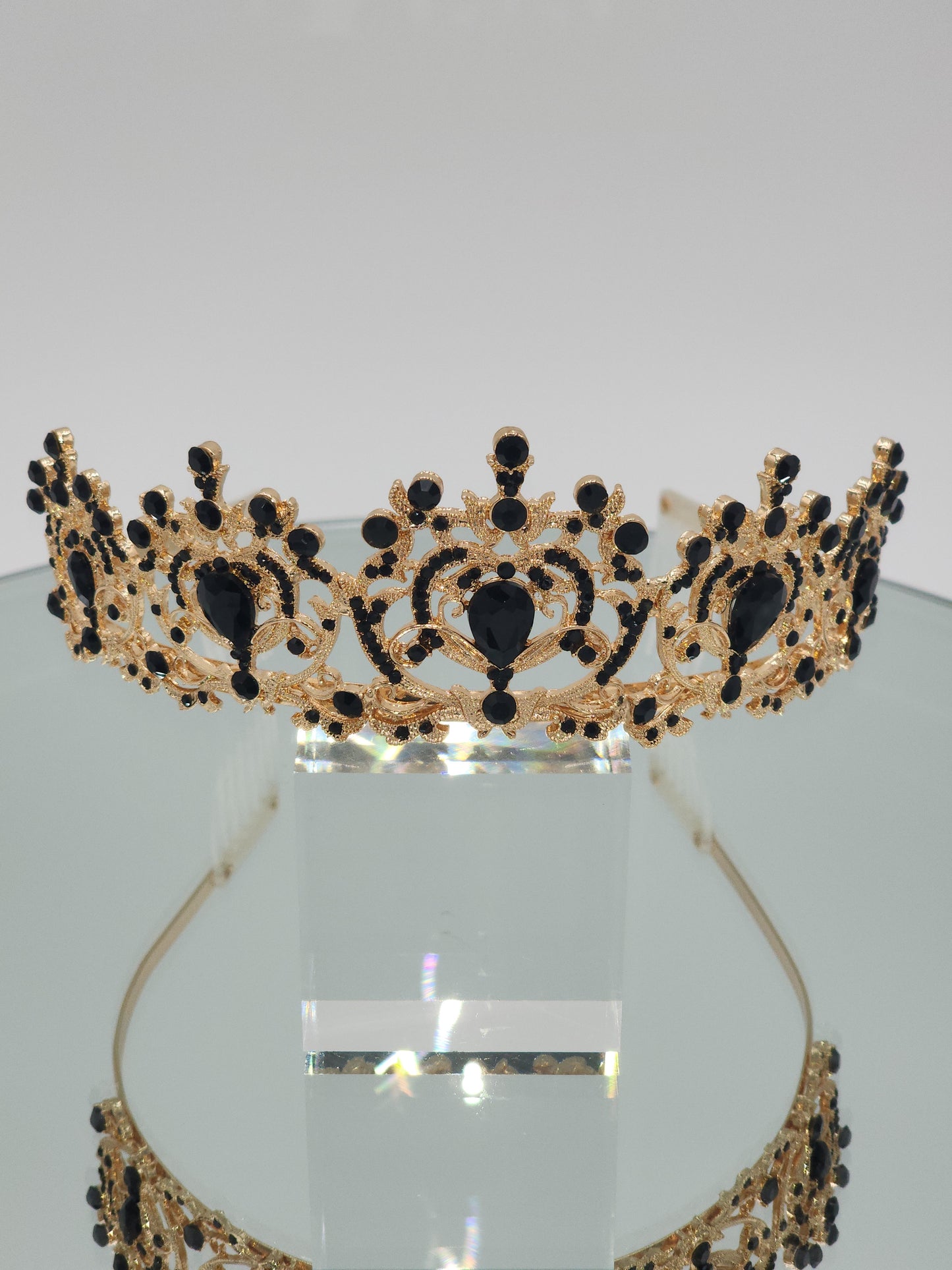Crown with black stones #089