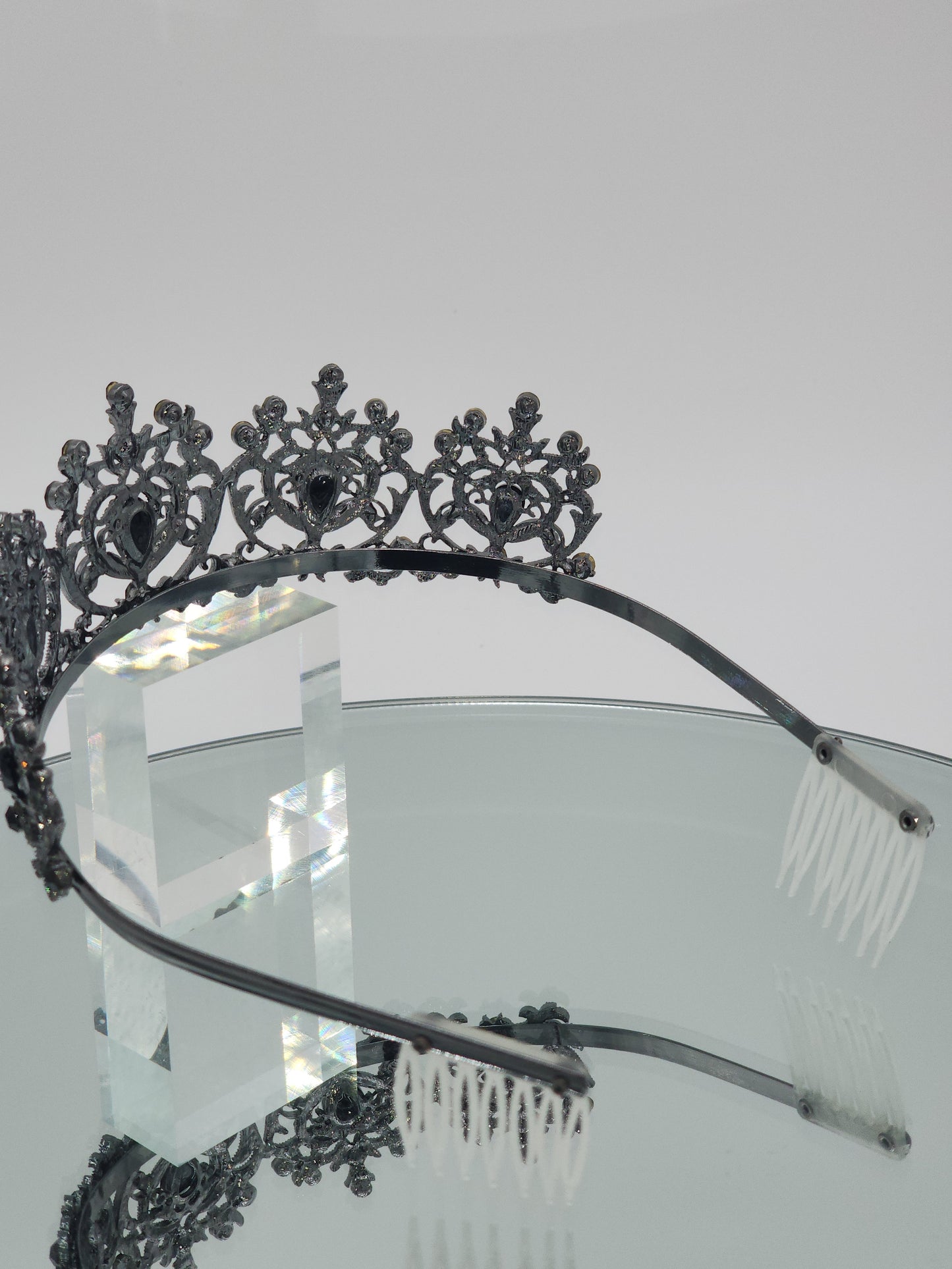 Crown with black stones #089