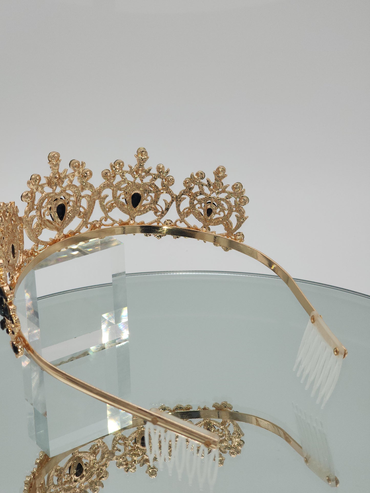 Crown with black stones #089
