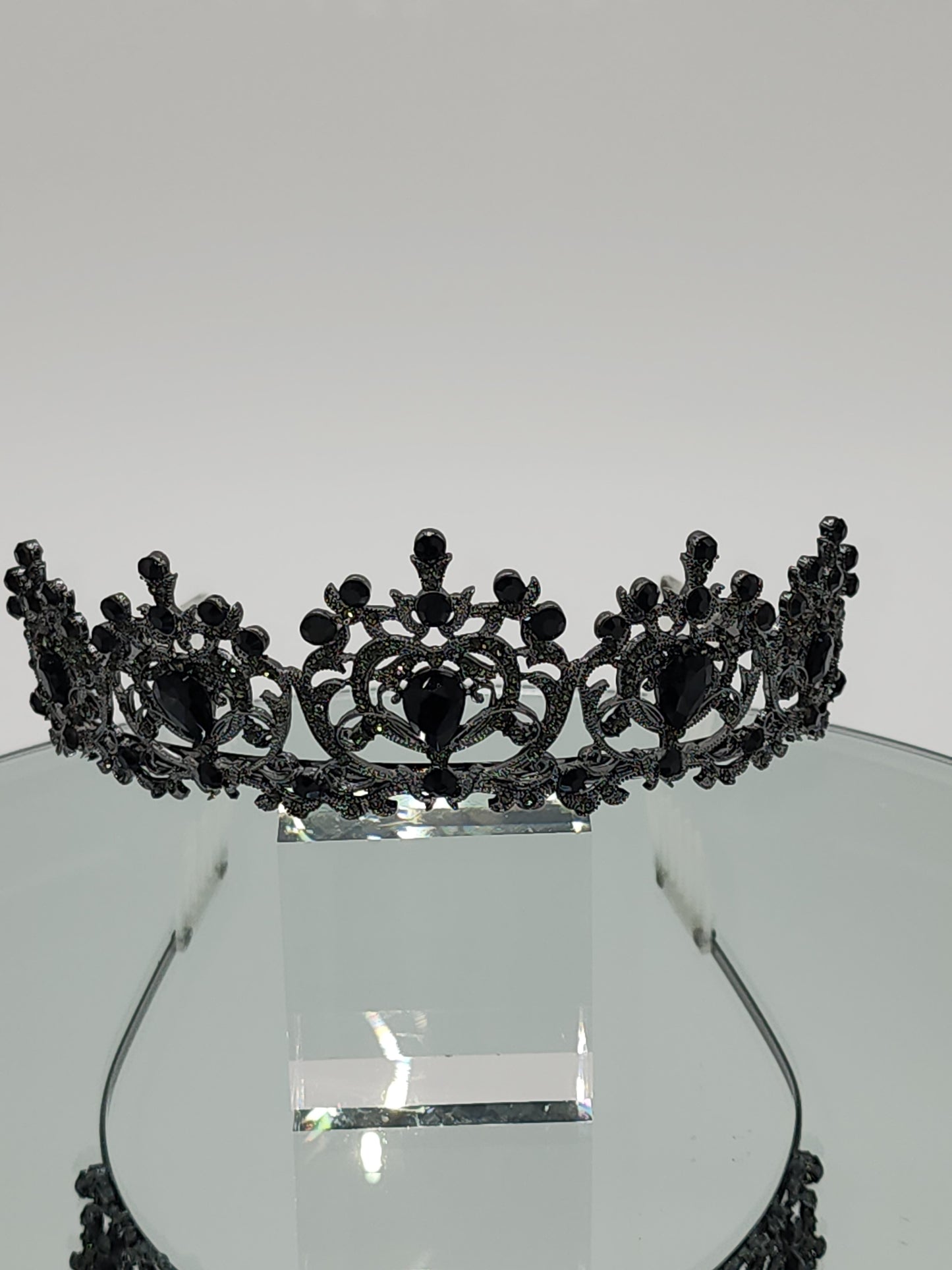 Crown with black stones #089