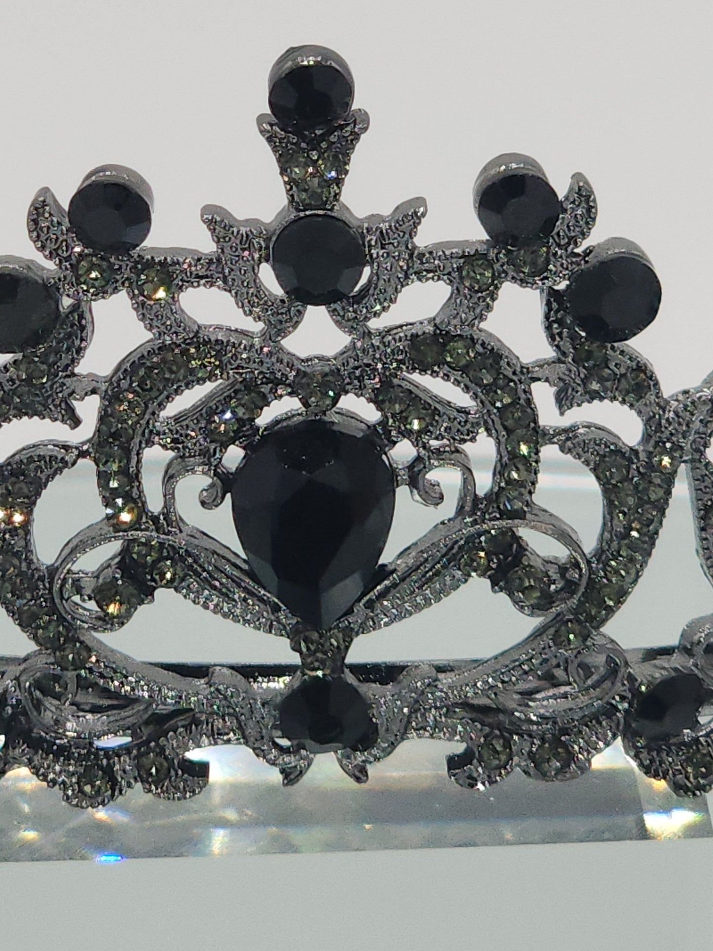 Crown with black stones #089