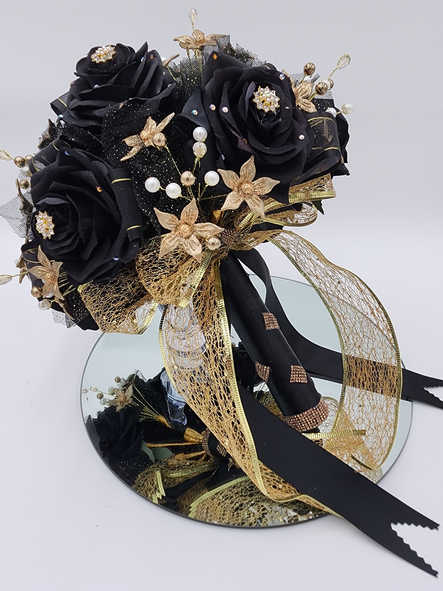 MB05 Black/Gold Bouquet