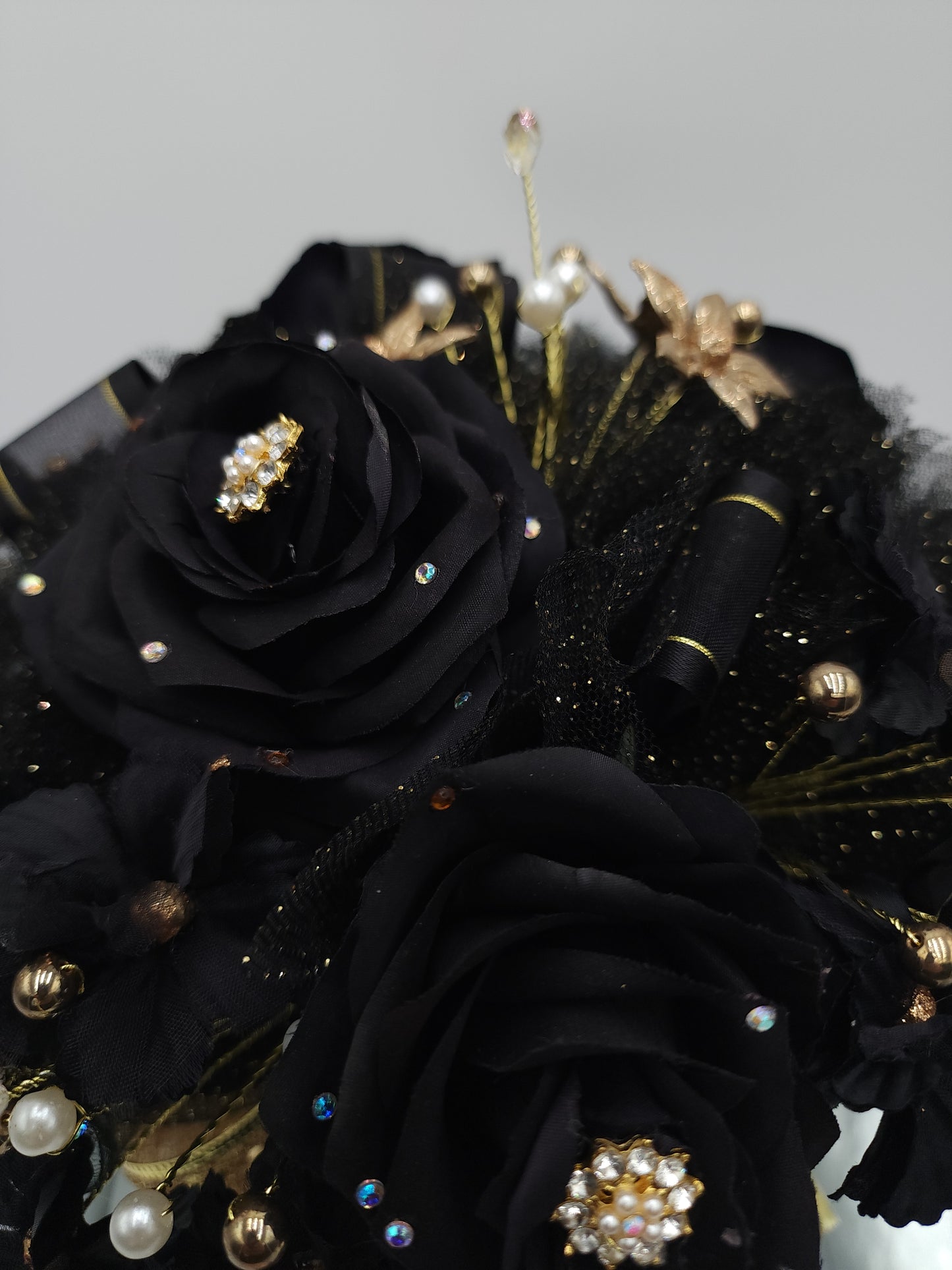 MB05 Black/Gold Quinceañera Bouquet