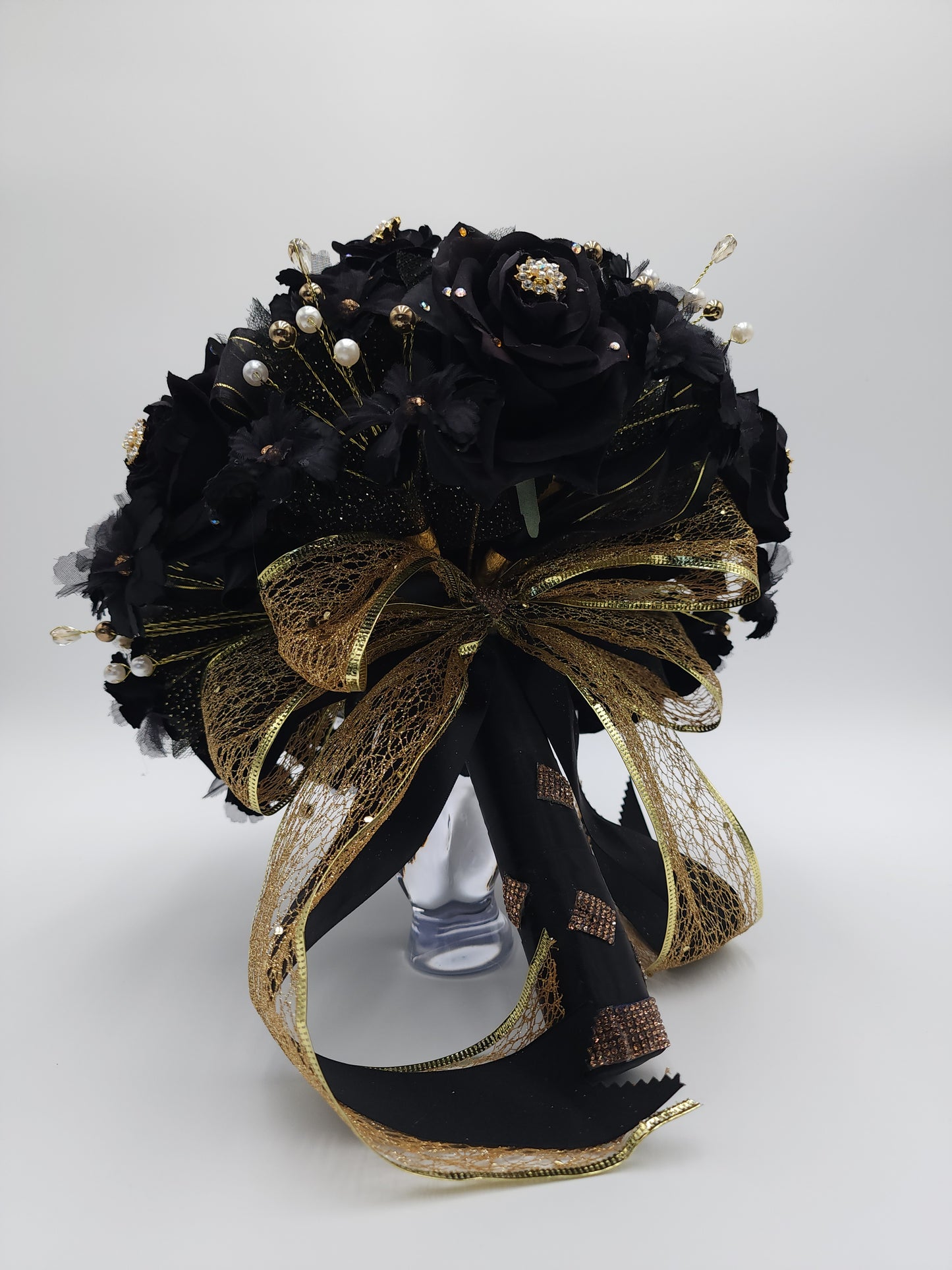 MB05 Black/Gold Quinceañera Bouquet