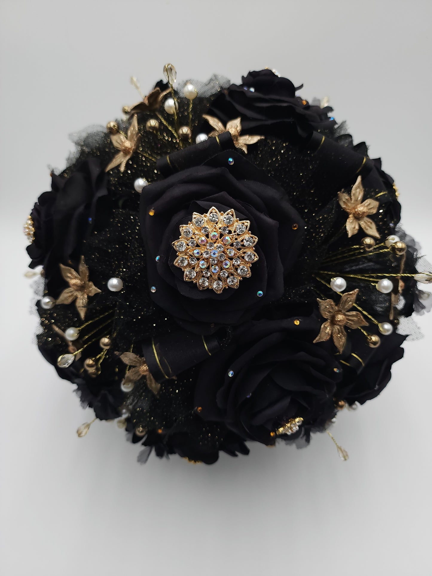 MB05 Black/Gold Quinceañera Bouquet
