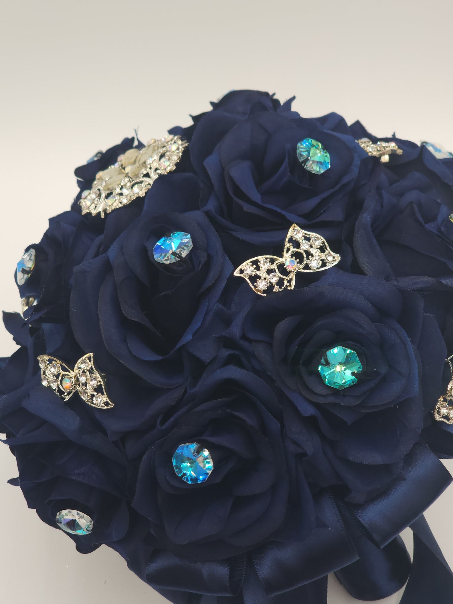 Luxury Custom Navy Blue Quinceañera Bouquet – Handmade Satin Rose Ramo with Crystal Brooches & Rhinestones, Royal Elegant XV Bouquet