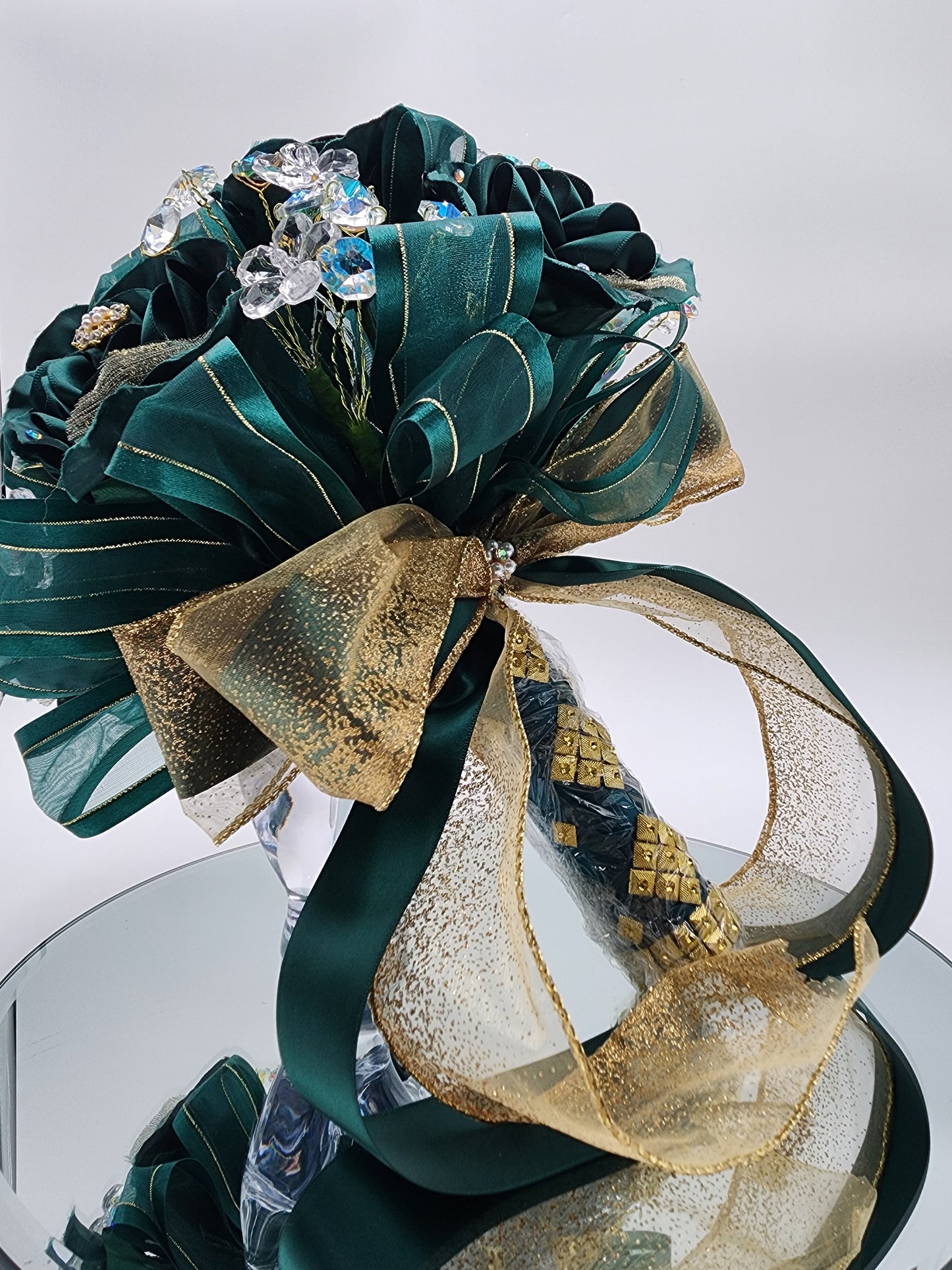Hunter Green Artesanal Bouquet with Crown